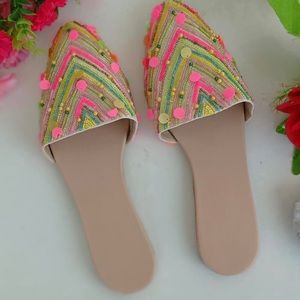 Handcrafted mules with little beads and sequins to give you that trendy look !